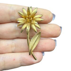 Vintage Jewelry Gold Tone Flower Brooch Flower Pin
